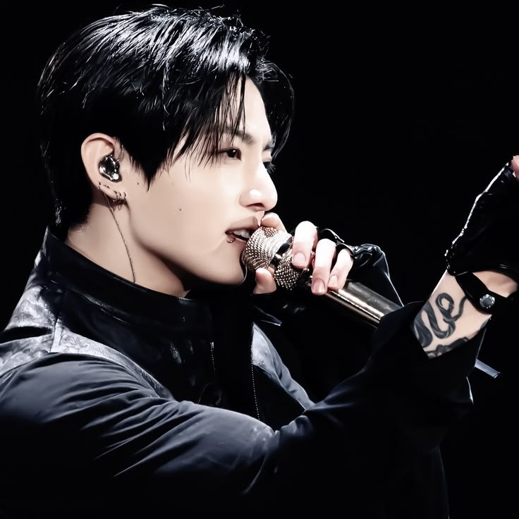 pjmthvg's tweet photo. #jikookau Persona 🎭

Jeon Jungkook é um rapper mundialmente famoso. Acostumado a ser reconhecido em qualquer lugar, ele nunca imaginou encontrar alguém que não soubesse quem ele é.

Até conhecer Park Jimin, seu novo vizinho.

Agora, Jungkook está disposto a mudar isso. https://t.co/YR5d3iFo8y