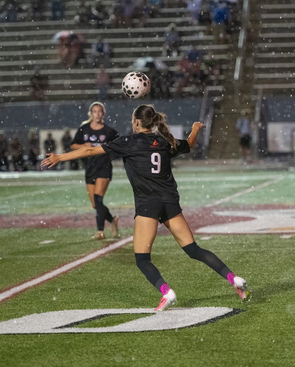 keekscasper_6's tweet photo. Playing in the rain. 🙌

@KSvsOK_AllStar https://t.co/UGkcKfTIXN