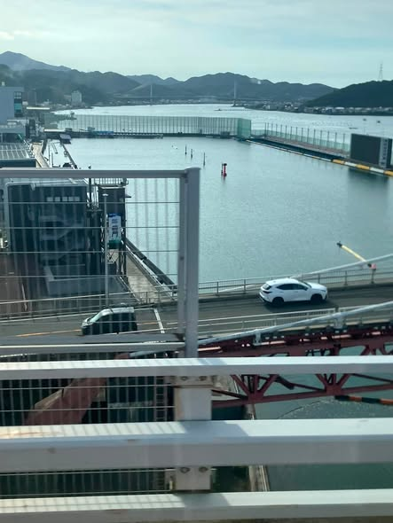 MonthlyBOATRACE's tweet photo. #gohimura
データを支える人たちに会いに徳島へ。高速道路から鳴門ボートの競走水面を見ることができます。1マークの方が狭まっているのがわかります。小鳴門峡にかなりはみ出しています。勉強になります。ＢＲ甲子園の戸田ボートはターンマークを振ることで1マークを狭くしています。 https://t.co/geKMUV4K9D