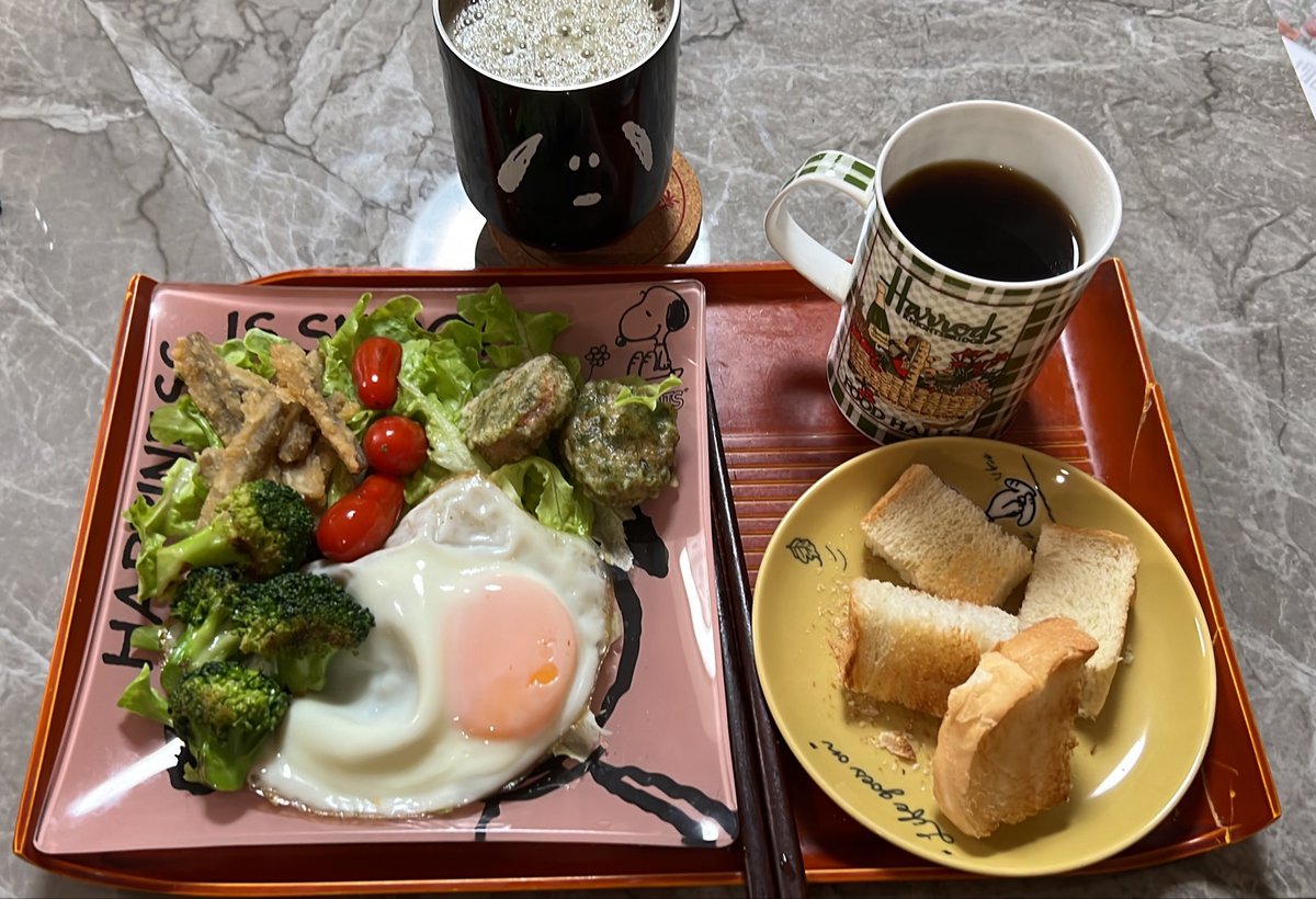 rokotan4's tweet photo. おはようございます☁️
朝活ウォーキング　45分

目玉焼き　レンチン惣菜2種
焼きブロッコリーミニトマト
ふわふわ食パン(ホームベーカリー)
神戸珈琲(イデカフェ)
スムージー(ブルーベリー)
#朝ごはん https://t.co/NypsLivL9s