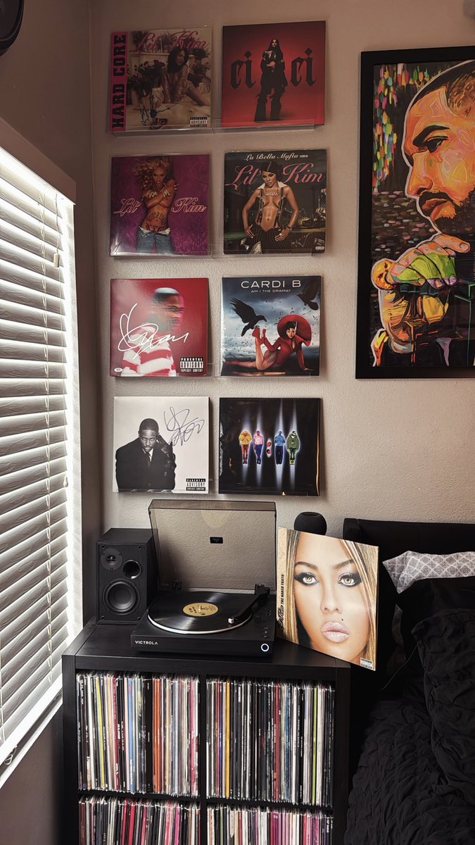 bb_breezy702x's tweet photo. Gotta spin this Gem💎 for The Queens Birthday ♋️♋️♋️🔥🔥🐝🐝 @LilKim and 5mics iykyk 🎤🎤🎤🎤🎤 #lilkim #hardcore #notoriouskim #labellamafia #thenakedtruth #nine #queenbee https://t.co/8ovhSCSIN7