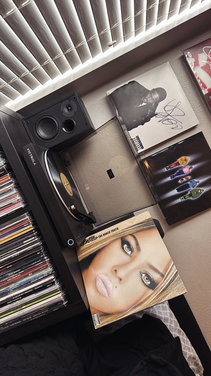 bb_breezy702x's tweet photo. Gotta spin this Gem💎 for The Queens Birthday ♋️♋️♋️🔥🔥🐝🐝 @LilKim and 5mics iykyk 🎤🎤🎤🎤🎤 #lilkim #hardcore #notoriouskim #labellamafia #thenakedtruth #nine #queenbee https://t.co/8ovhSCSIN7