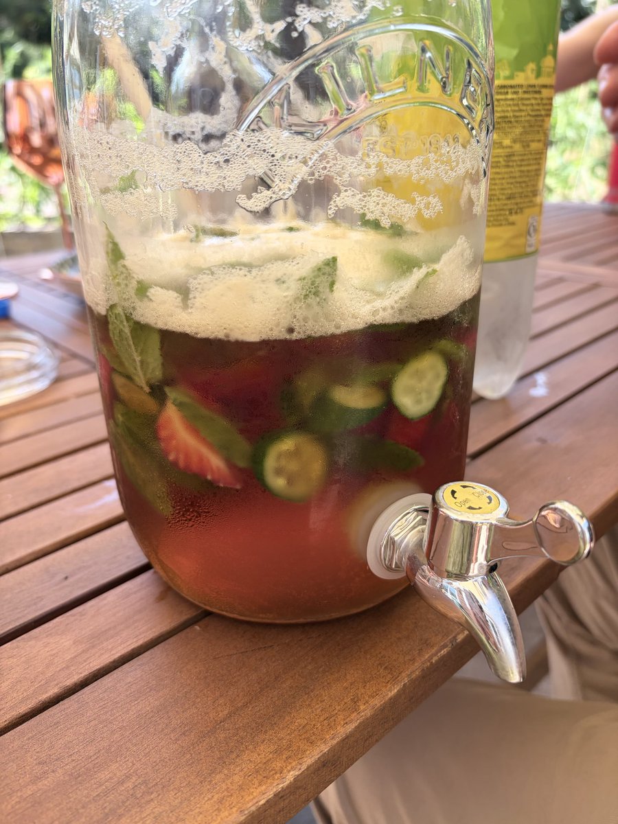 nrits3's tweet photo. 酷暑でピムズばかり飲んでる。フルーツのあんまり入ってないピムズも写真撮っておいたら良かったな。 https://t.co/Ie7Tk0nHwi