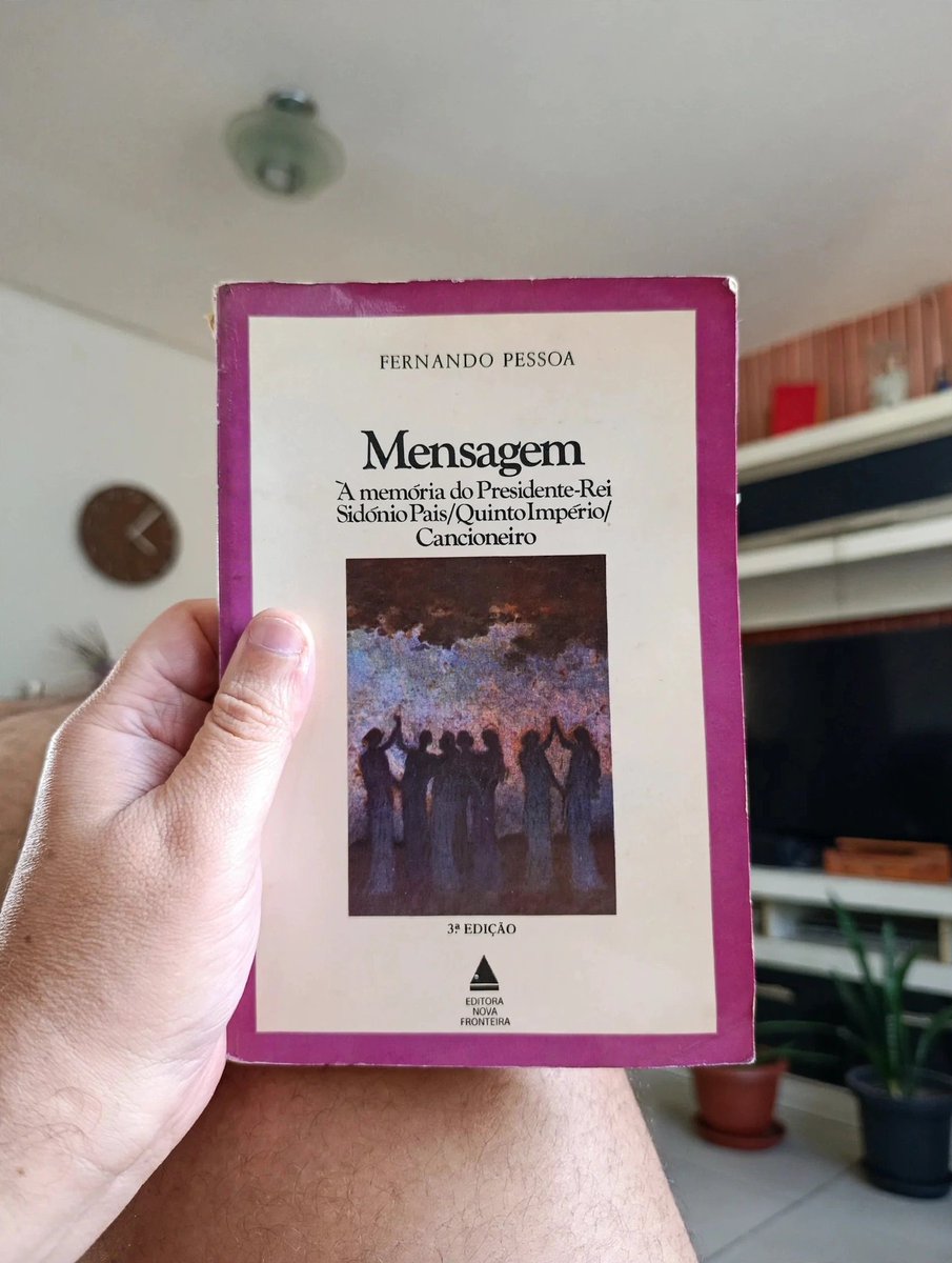 BricioSCruz's tweet photo. Mensagem é um livro em que Fernando Pessoa transforma a história de Portugal em poesia. Mais do que exaltar heróis e navegadores, ele reflete sobre identidade, destino e o eterno desejo humano de alcançar o impossível.
#resenha #livro https://t.co/QLjN3OAdzt