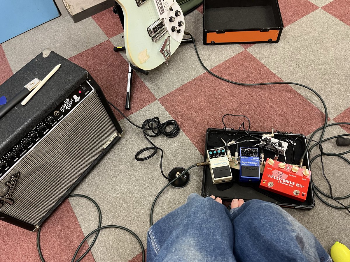 lemonspy3's tweet photo. ⚡️昨日はありがとうございました。あがり症で数日前から緊張していたのですが、本番は何故か力が湧いてきて、思い切り演奏できました。
⚡️ほっこり空間でハーシュノイズをやってのけるhiroyuki chiba.さん。この間と全く違う内容（！
⚡️今回の機材。またの機会があれば、エフェクターなしもいいかも https://t.co/jsSufEM0jN
