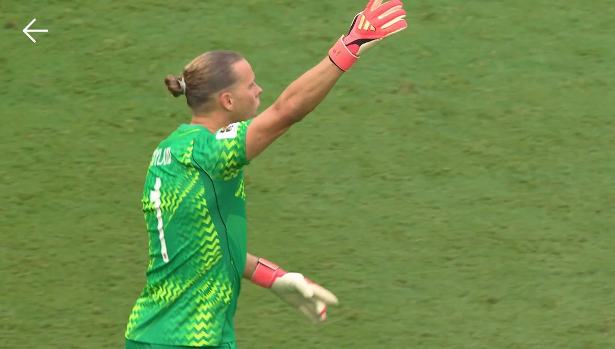lnstantFoot's tweet photo. Une scène qui va faire parler si la Norvège perd : sur l'action qui a conduit à l'égalisation de l'Angleterre, la balle a heurté la caméra aérienne de la FIFA lors du dégagement du gardien avant de terminer au fond des filets. 😳

Les joueurs norvégiens, tout comme leur staff, ont immédiatement signalé l'incident à l'arbitre... sans succès : le but a finalement été validé.

Selon vous, ce but aurait-il dû être refusé ? 🤔