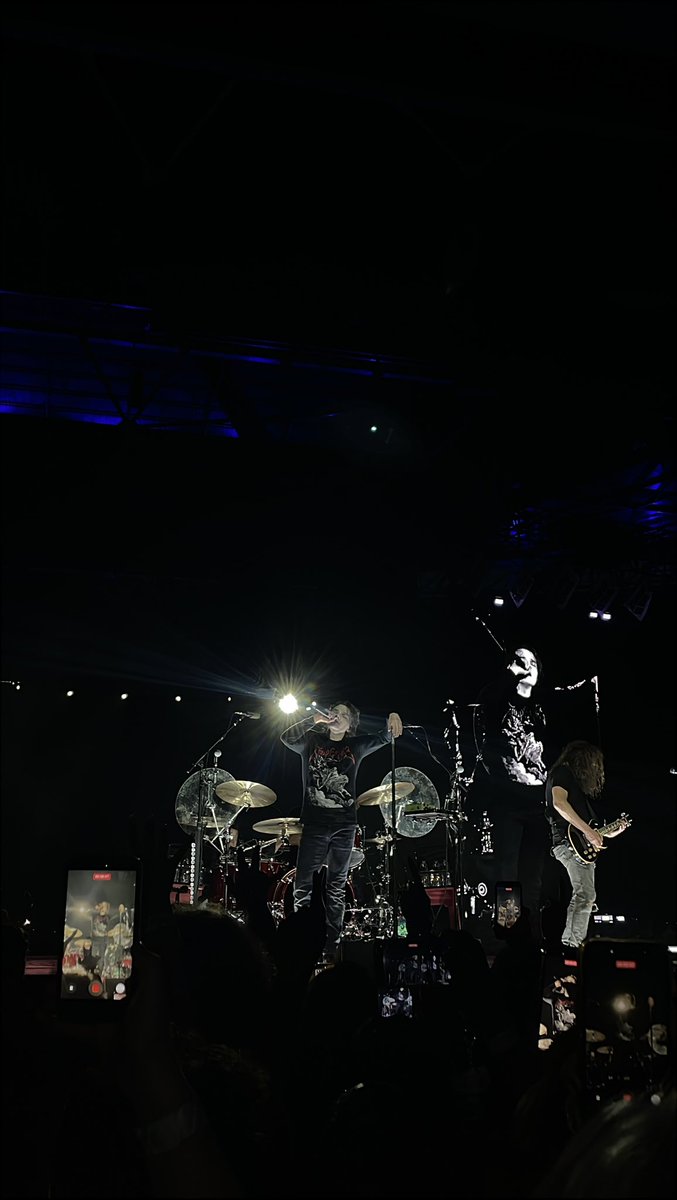 olivia_keay's tweet photo. can’t believe i heard the b stage setlist of my dreams this close. i feel like a dog that’s about to be put down #mcrlondon https://t.co/TM7XSCrrZ7