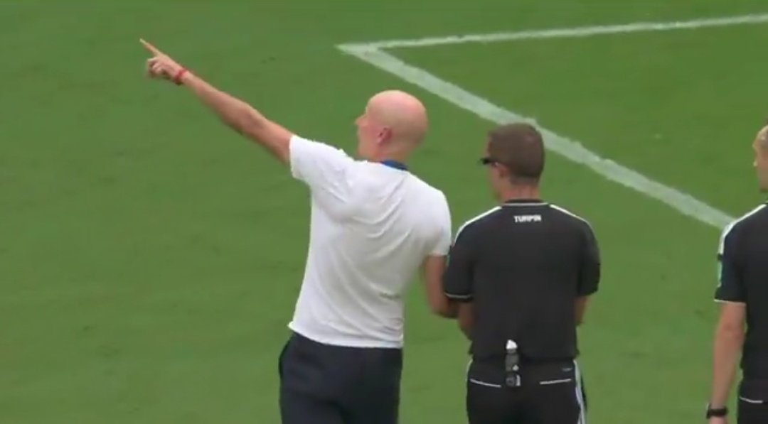 ArchivoVAR's tweet photo. 🚨💥 ¡Ojo a las imágenes al descanso del Noruega - Inglaterra!

▪️ Los noruegos indicaron al colegiado que el balón había golpeado en el cable de la spider cam en el gol de Bellingham.

❌ De ser así, el gol sería ilegal.

❓ Sin embargo, con las imágenes es imposible de saber. https://t.co/6LP6WeCXQb