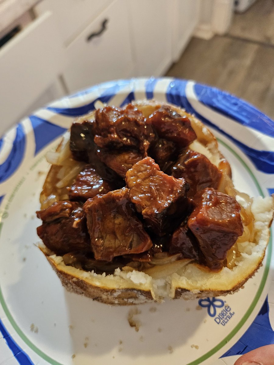 RedneckRyan9982's tweet photo. Bbq brisket burnt ends loaded jacket potatoes.  Coated potatoes in duck fat and Celtic sea salt 🤌😎 https://t.co/yG6VMyWJzP