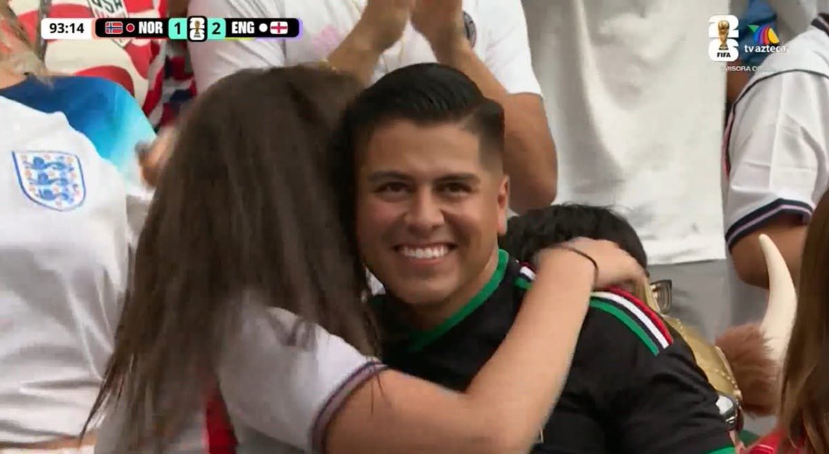 Javisness's tweet photo. QUE VIVA EL FÚTBOL 🚬

Hoy ganó México , nació el amor 

La sonrisa del wey que fue abrazado por una inglesa https://t.co/cHC4XdiME5