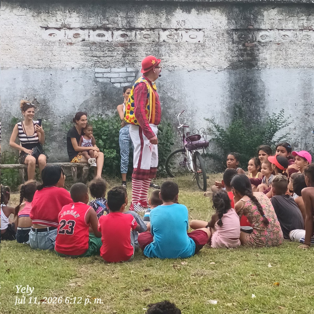 yely840612's tweet photo. En #Camagüey #VeranoConMiGente este sábado en el Consejo Popular Agramonte Simoni  nuestros niños y jóvenes estuvieron disfrutando de numerosas actividades del Inder,Cultura y el gracioso payaso Recortico en la Circunscripción 51 en el  parque de La Rubia.
#PorCamagüeyTodo https://t.co/EGxMjBhEGV