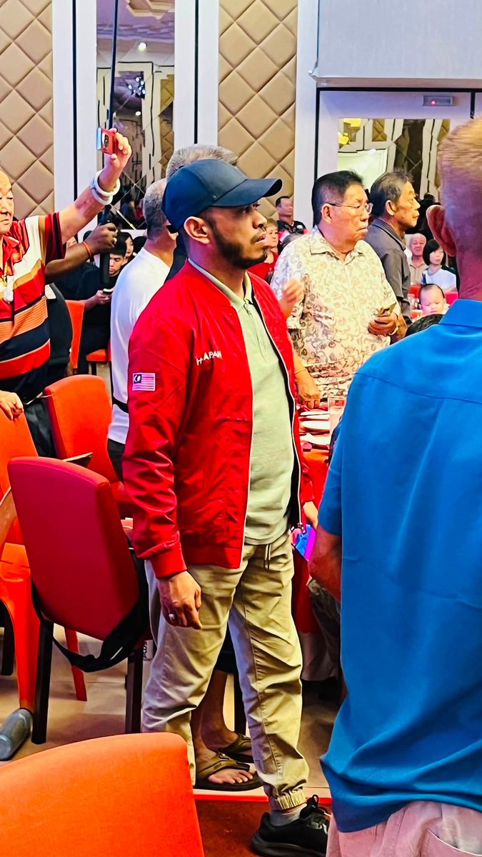 dugongbebal's tweet photo. Kelihatan Ceplos yg tidak dapat menahan sebak setelah tahu mereka adalah yg Sebenar Pembawa sial kepada PH . semoga terus melingkup Prn demi Prn seterunsya 

Ceplos makan la sikit nanti sakit 😮‍💨 https://t.co/m3NJ7BHC7s