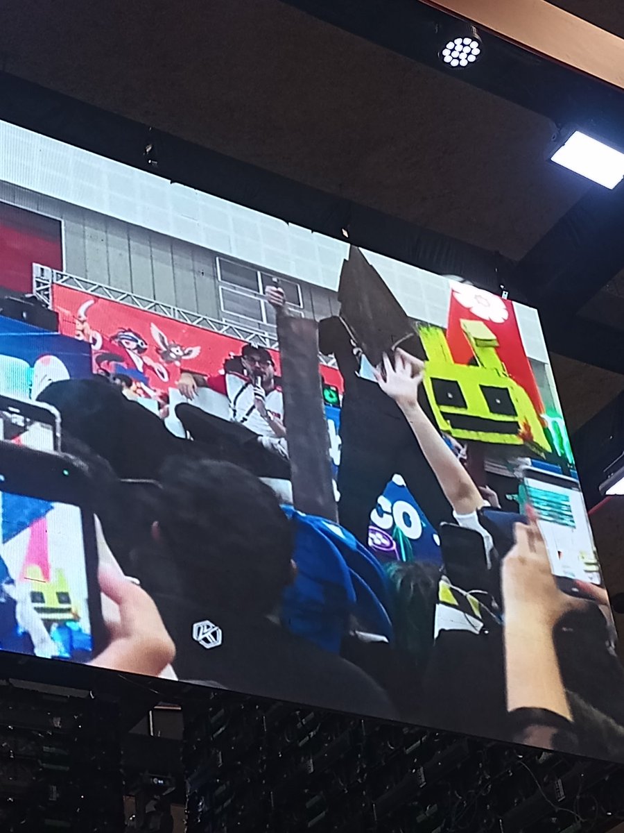 AshePoyo's tweet photo. A aura indescritível do @Core__Core Pyramid Head https://t.co/rXseALjEew