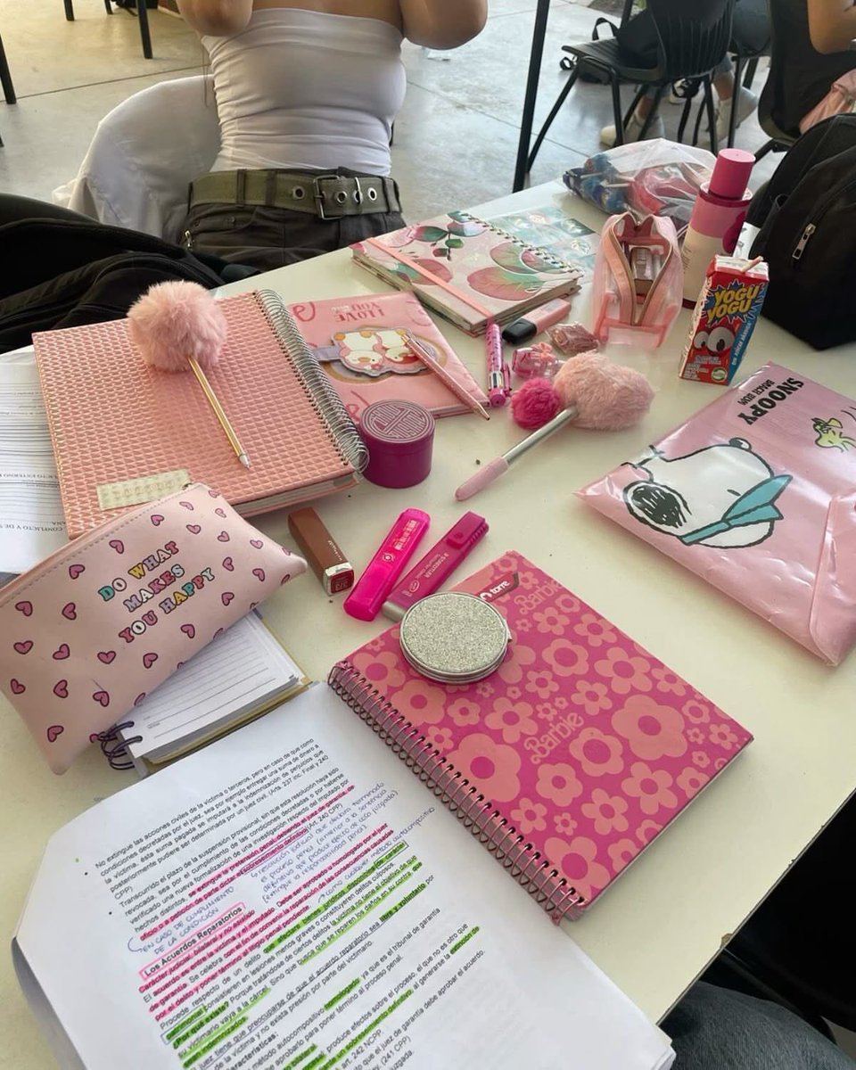 themiagolds's tweet photo. College girl (me) do the work, it’s hard sometimes but you gone run the world, my love. 💖 https://t.co/pvY4JnGjcO