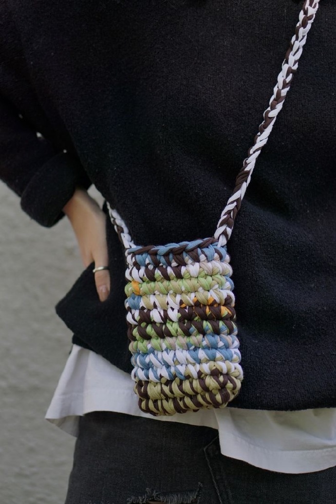 depabbe's tweet photo. Got spare fabric scraps Turn them into a cute mini tote bag in 10 mins!  No fancy tools needed, just scissors and a needle. Save this for your next craft day! #DIYCrafts #Upcycle https://t.co/UCxQa7KZQq