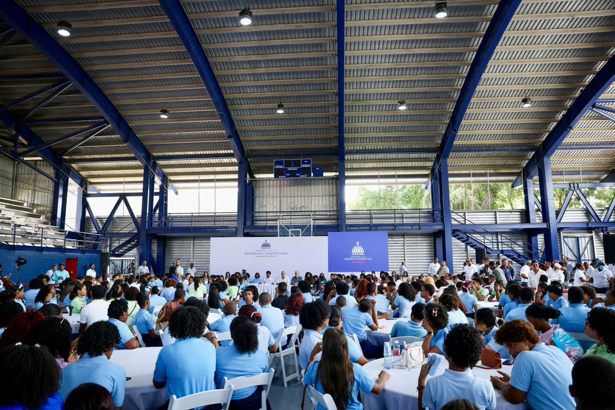PresidenciaRD's tweet photo. Conectar con nuestra juventud es escuchar sus ideas, conocer sus sueños y abrir caminos para que sean protagonistas del futuro. Así lo reafirmamos durante un nuevo encuentro que sostuvo el Pdte. @LuisAbinader con más de 300 jóvenes de la provincia de #Samaná. https://t.co/u8fUUyu0X5