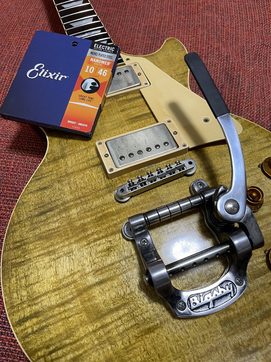 hirohiro7654321's tweet photo. Jimmy Wallace with Bigsby B5
ビンテージコンデンサと相性が良さそうなのでエリクサーを張って行きます
その前に指板チェック✅
キチンと折り目を付ければ自分はギブソン巻きの方が楽だったりする🙂
#JimmyWallece #LesPaul #Bigsby https://t.co/F3SAtlYJay