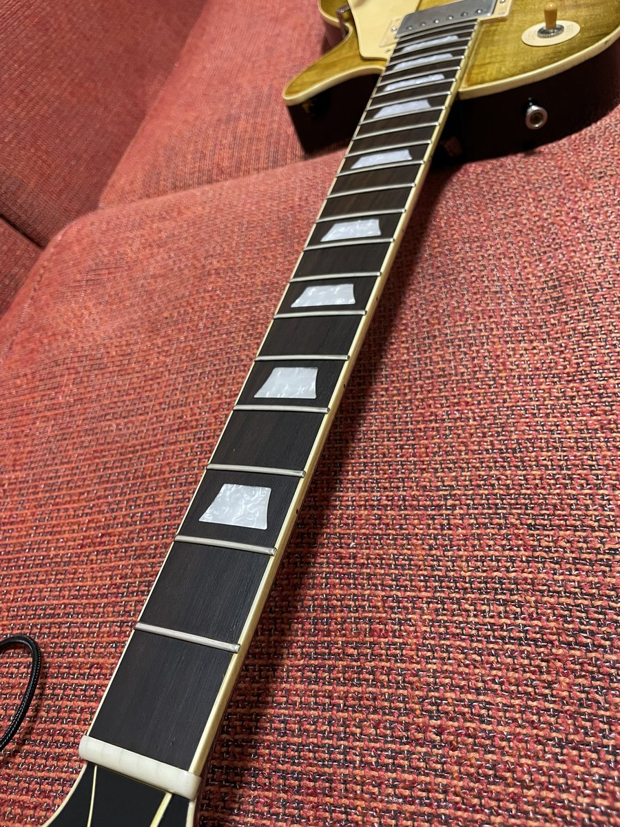 hirohiro7654321's tweet photo. Jimmy Wallace with Bigsby B5
ビンテージコンデンサと相性が良さそうなのでエリクサーを張って行きます
その前に指板チェック✅
キチンと折り目を付ければ自分はギブソン巻きの方が楽だったりする🙂
#JimmyWallece #LesPaul #Bigsby https://t.co/F3SAtlYJay