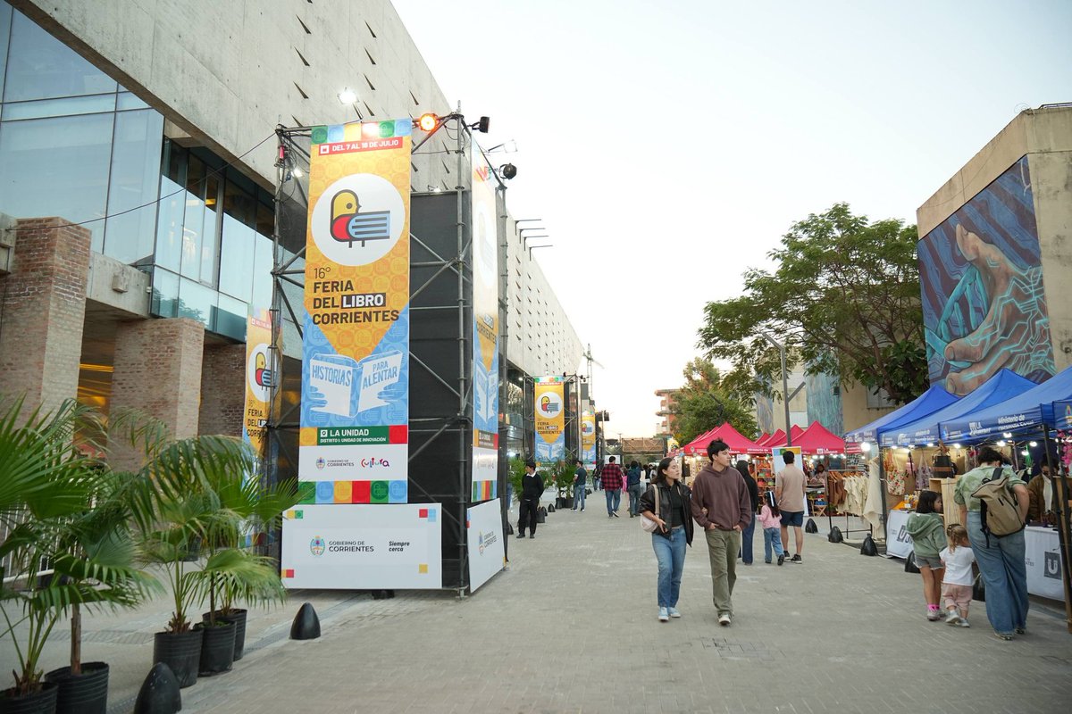 municorrientes's tweet photo. Vecinos y turistas disfrutan de la Feria Provincial del Libro en La Unidad 📚 En nuestro stand disfrutamos del Parque Vial y de pintura en vivo con artistas locales 🤩 Te esperamos hasta el 18 de julio con más actividades para toda la familia 🙌🏼 https://t.co/m71HCq7s4s