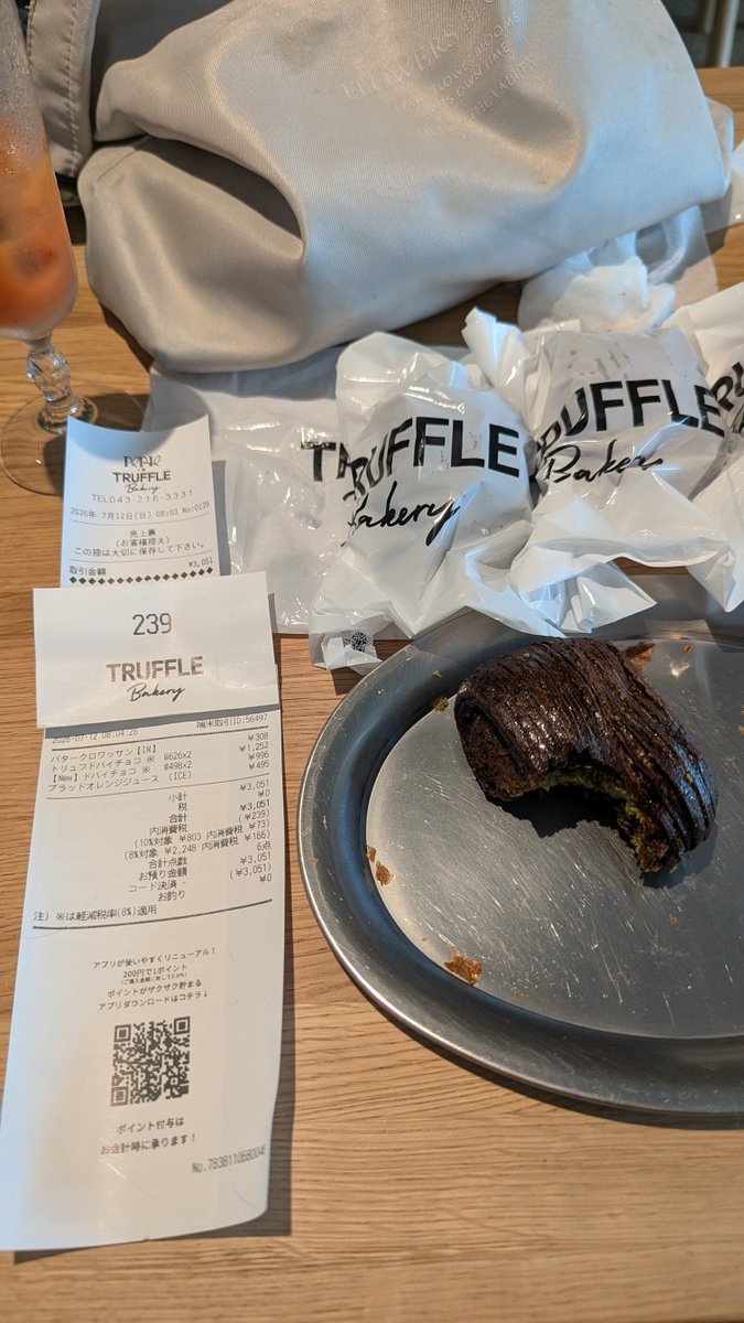 4to8w's tweet photo. 気になっていたトリュフベーカリーカフェに

トリュフドバイチョコ一個600円に目ン玉飛び出たけど、一口食ったら納得
噛むとトリュフの力強いコクがジュワジュワ湧いて意識が持ってかれた

これが、セレブ界隈の飯…
染みっ染みの庶民なので持ち帰ってちびちび食べます！
パン5個ドリンク3千円は悩むよ https://t.co/MUycGm8NUW