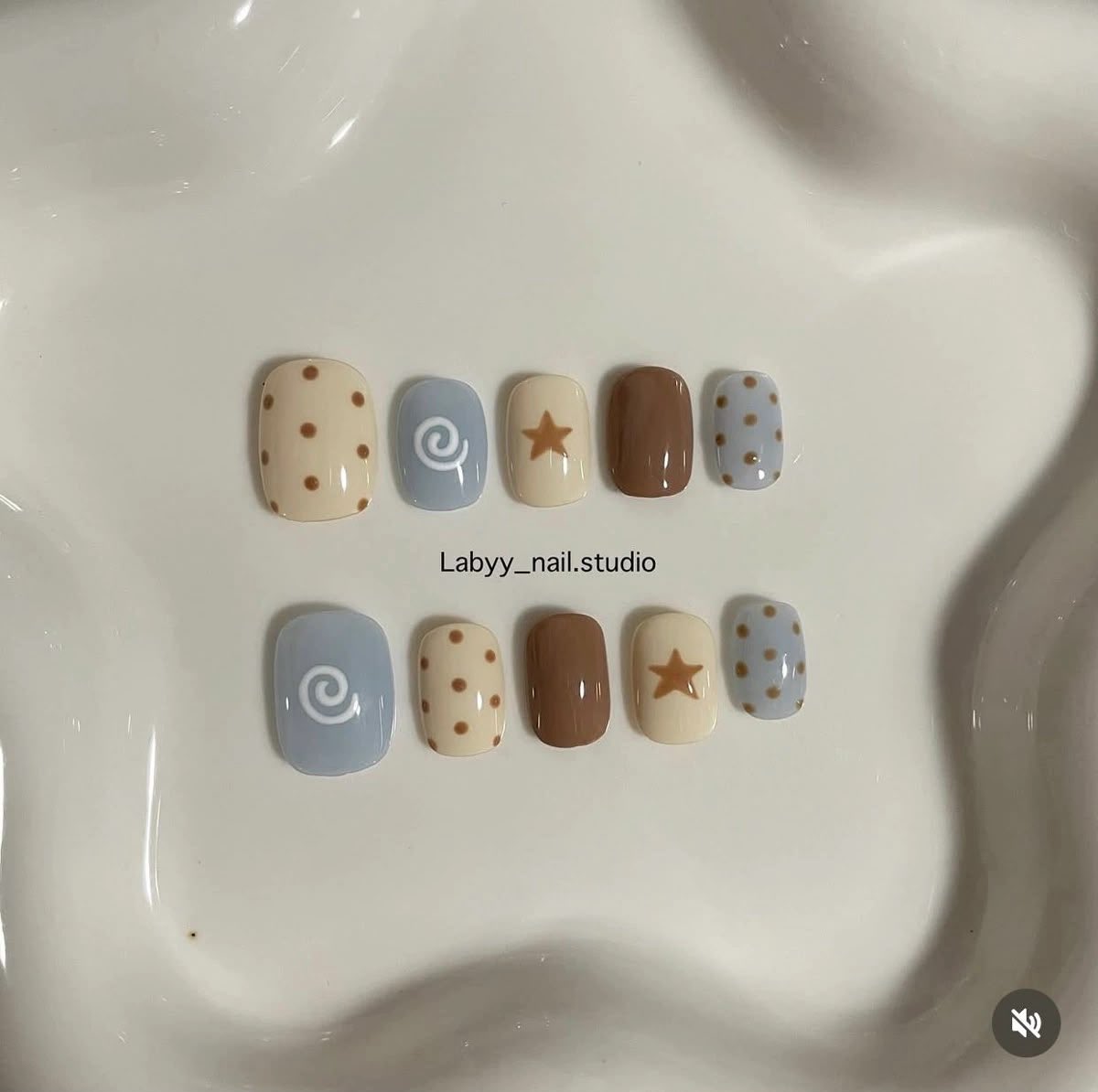 venus09b's tweet photo. CHIQUILINES HERMOSOS, me iré a hacer las uñas, que diseño me hago 😱  ayúdenme pls https://t.co/GvZVVc6oQ2