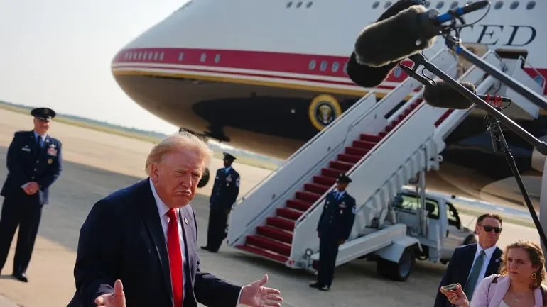 JoJoFromJerz's tweet photo. Donald Trump very much does not want you talking about the unsafe Air Fraud One he flew into a war zone.
👇
https://t.co/s5to8gYFuh https://t.co/16bcKDEV3f