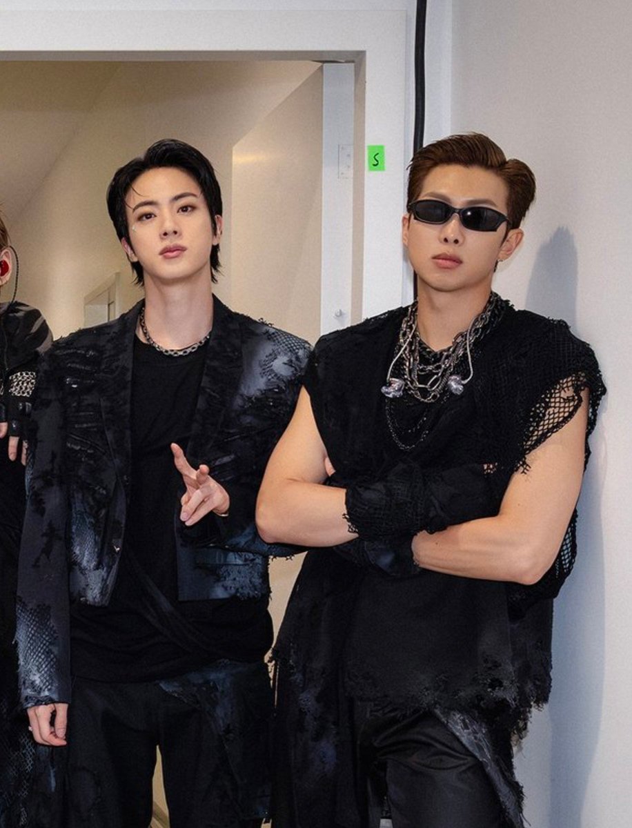 Boraahaeeeeeeee's tweet photo. Mr arm's and Mr face 😭 https://t.co/CM9p3r2ftI