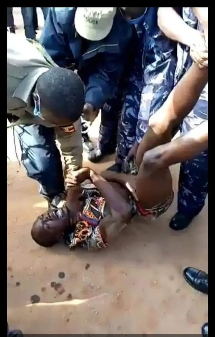 MNakasule's tweet photo. @IntlCrimCourt @UNHumanRights @UN 
Please help to end the regime of abductions,  torture and extra-judicial killings in Uganda by @KagutaMuseveni &amp; his murderous son @mkainerugaba. 
@BBCNews @amnesty @UN_HRC @UKParliament @USEmbassyUganda @France24_fr @EUinUG @UKinUganda @ABC https://t.co/pdrih9BnOX