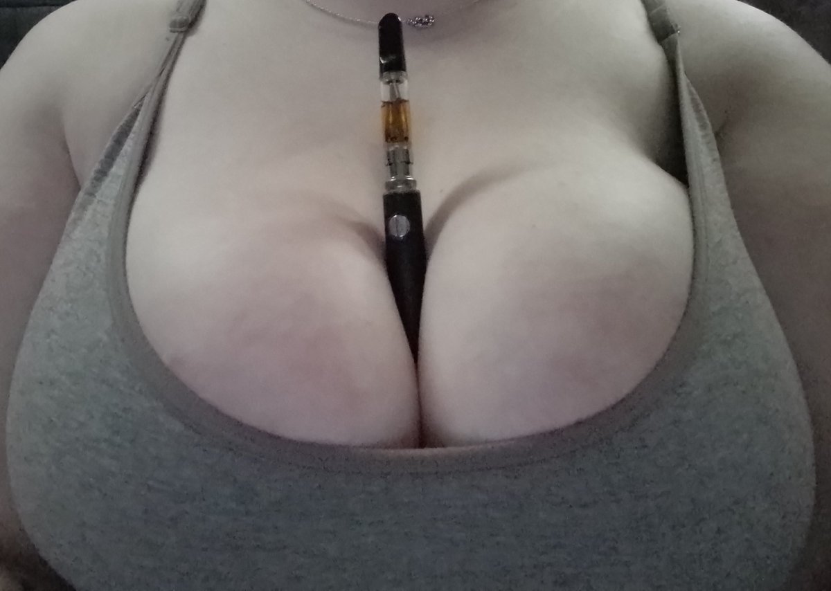 queengeennie's tweet photo. Okay not new to nsfw but making a into post.

Hi im Gee 

♡25 
♡pan mainly women and ftm
♡ very kinky hard +soft kinks just ask 
♡dom 
♡ femme af
♡love pics amd talking

Dm me whenever 💕💕💕
Like and rtwt for moots https://t.co/6KTh9XG3QR