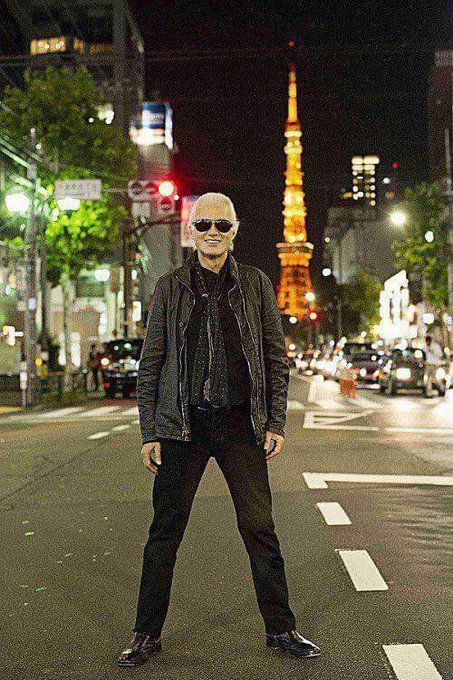 crockpics's tweet photo. Jimmy Page standing in the middle of a Roppongi street with the spectacular Tokyo Tower glowing behind him, November 2016. Photo by Ross Halfin. 

The Led Zeppelin founder to Japan for the 2016 Classic Rock Awards. 

What is your favorite Jimmy Page riff?🎸 👇️ https://t.co/lb5XOHLx9z