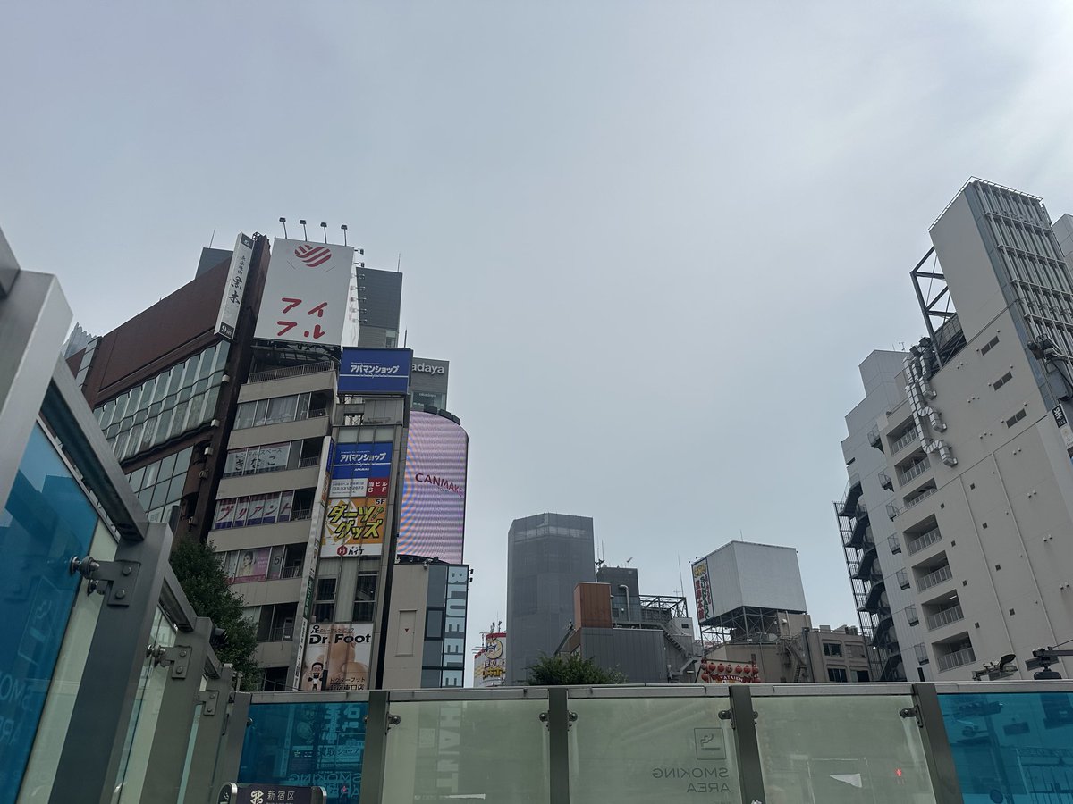 beshi211's tweet photo. すんずくの喫煙所から
古のヲタクなので新宿は情報屋さんの街のイメージなんすわぁ… https://t.co/kP9ppeJTj9