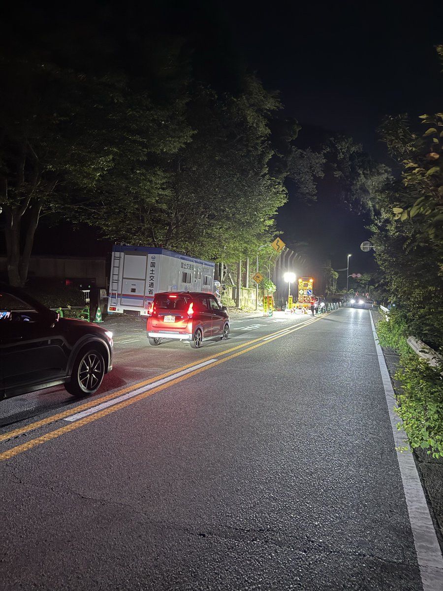 kyotokokudou's tweet photo. 【#国道9号 老ノ坂峠（大枝沓掛地先）で終日片側交互通行規制を継続中】 引き続き崩れた斜面を補強するための作業をしています。早期復旧を目指して土日も昼夜工事を実施していますので、近隣をご通行の際は、十分ご注意ください。 
※引き続き、交通分散にご協力をお願いいたします。 https://t.co/kphQ02PB0c