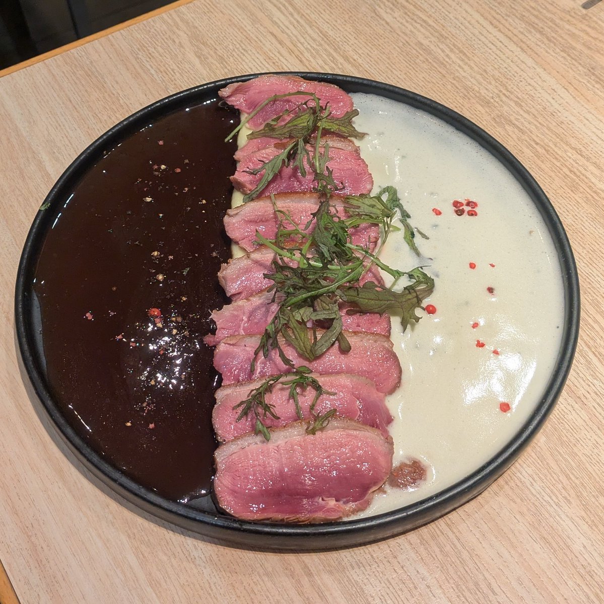 yarukinasu1005's tweet photo. 御徒町で食べた鴨が美味しすぎた。レアに焼いた鴨、鴨刺し、鴨のカルパッチョ。 全部レベルが高すぎる。やっぱり自分は鴨が一番好きかもしれない。また食べに行きたい。#鴨一ワイン酒場SUN https://t.co/MSLCIdEU1a