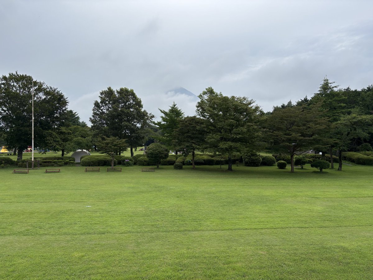 info59349951's tweet photo. おはようございます。昨日同様曇り空で気温も低め、凌ぎやすい朝です。
#企業公式が毎朝地元の天気を言い合う #今日の富士山 #朝霧高原もちや #もちや #朝霧高原 https://t.co/FqPvh08XHs