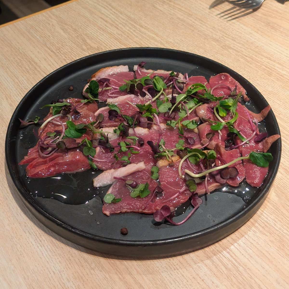 yarukinasu1005's tweet photo. 御徒町で食べた鴨が美味しすぎた。レアに焼いた鴨、鴨刺し、鴨のカルパッチョ。 全部レベルが高すぎる。やっぱり自分は鴨が一番好きかもしれない。また食べに行きたい。#鴨一ワイン酒場SUN https://t.co/MSLCIdEU1a