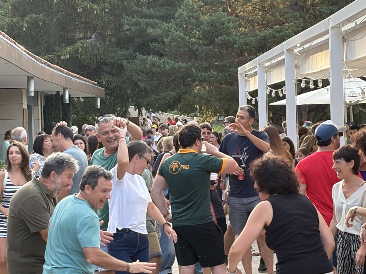 RadioRioja's tweet photo. Viva #ElRasillo! Que grandes sois! 
Que ambiente más fantástico en este tardeo increíble que estamos viviendo en plena naturaleza gracias a #logroaventura y al restaurante del
#nauticoelrasillo y gracias #RubenMartinez alcalde del @DeCameros por todo el apoyo
#VeranoEnElRasillo https://t.co/Mrdhlyj5Yr