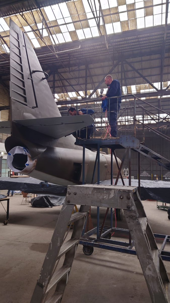 gonzaconti_18's tweet photo. se sigue pintando y retocando el #A4 #Skyhawk #C240 patrimonio del #MuseoNacionalDeAeronautica #BaseAereaMilitar #Moron #NHQP #G5C #FuerzaAereaArgentina #GTRA https://t.co/J52ZC1rXMz