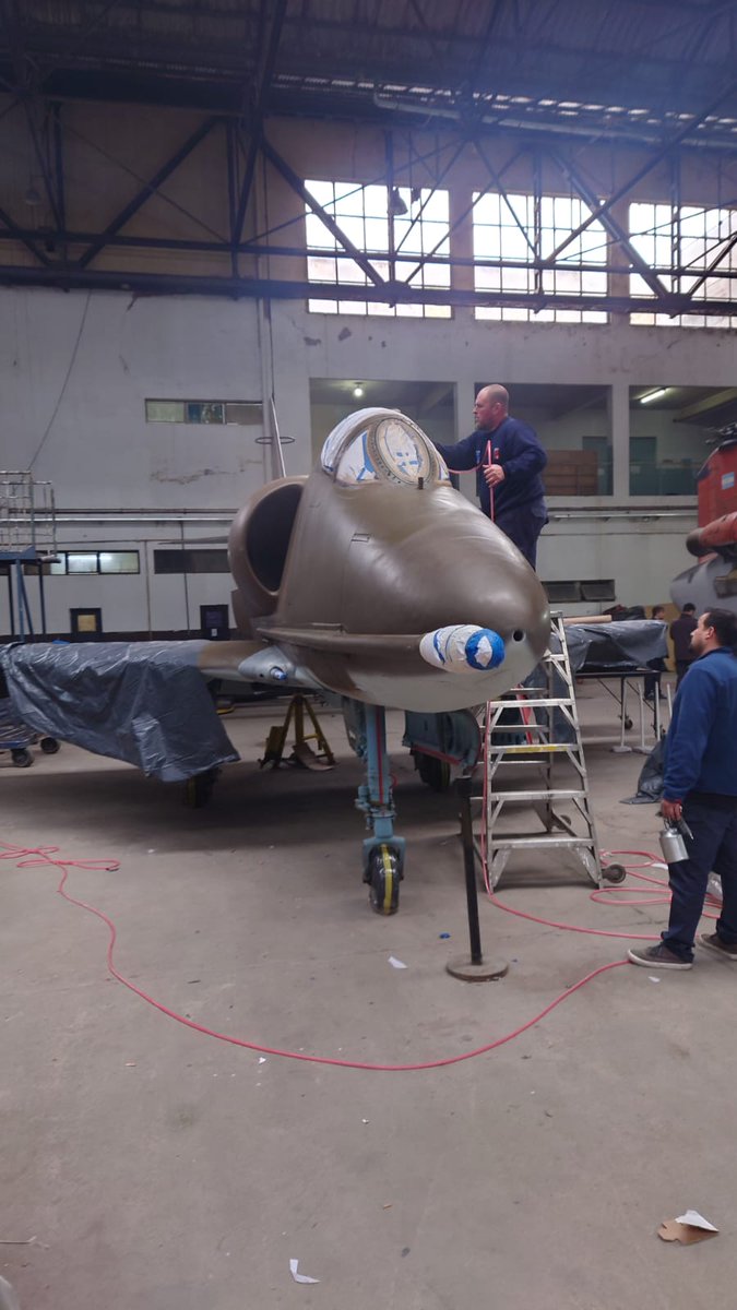 gonzaconti_18's tweet photo. se sigue pintando y retocando el #A4 #Skyhawk #C240 patrimonio del #MuseoNacionalDeAeronautica #BaseAereaMilitar #Moron #NHQP #G5C #FuerzaAereaArgentina #GTRA https://t.co/J52ZC1rXMz