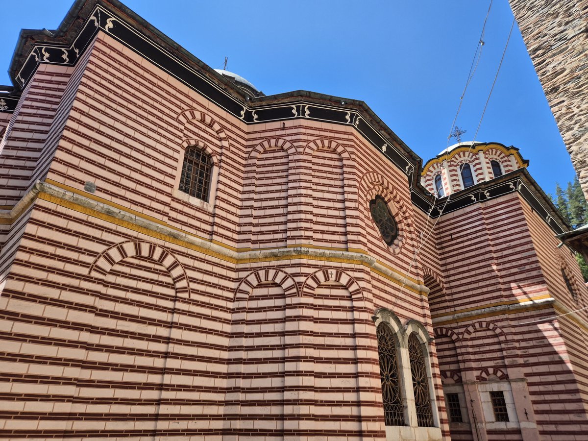 vanheel_timmy's tweet photo. Beautiful striped church walls and courtyard at Rila Monastery. Incredible details! 🏛️
#RilaMonastery #Bulgaria #Travel https://t.co/m71PEAYytO