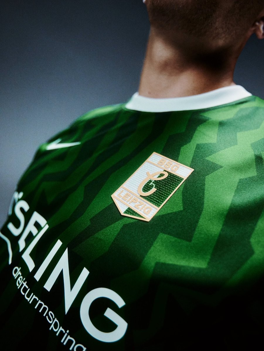 Footy_Headlines's tweet photo. 𝐁𝐒𝐆 𝐂𝐡𝐞𝐦𝐢𝐞 𝐋𝐞𝐢𝐩𝐳𝐢𝐠 𝟐𝟔-𝟐𝟕 𝐇𝐨𝐦𝐞 𝐊𝐢𝐭 𝐑𝐞𝐥𝐞𝐚𝐬𝐞𝐝

BSG Chemie Leipzig have unveiled the 2026-27 home kit ahead of the new Regionalliga Nordost season. Once again made by Nike, the new shirt marks an important milestone as the club's first-ever self-designed kit.

Finished in Chemie Leipzig's traditional green with white accents, the jersey combines a clean, timeless look with a design created entirely in-house to reflect the club's own identity and vision. Green shorts and socks complete the full home kit.

What do you think of the new BSG Chemie Leipzig 2026-27 home kit? Let us know your thoughts in the comments below.
