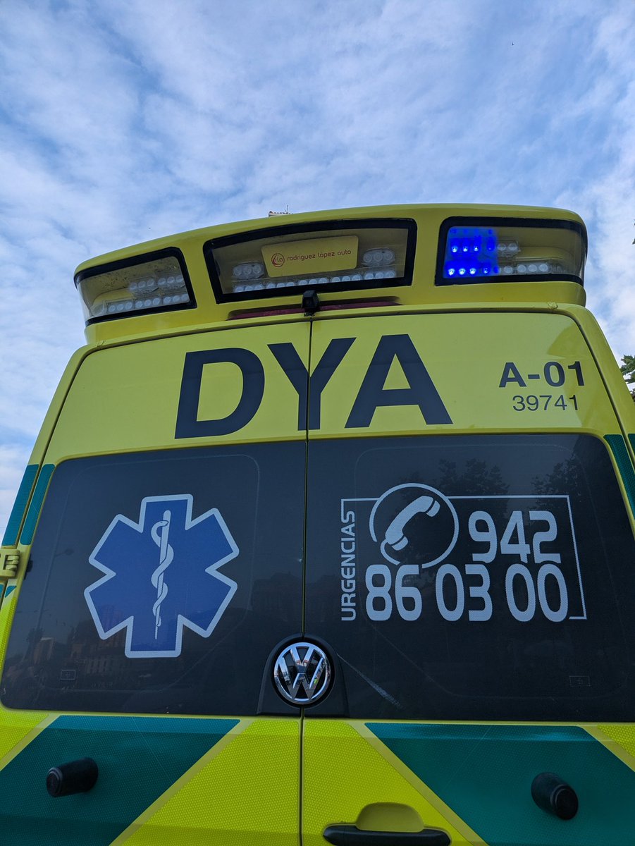 DYACantabria's tweet photo. 19:55 Urgencia en vía pública C/ La Rua de #CastroUrdiales por persona que sufre reacción a picadura de insecto, acude ambulancia SVB #DYA que tras valoración de TES trasladan a CS Cotolino. https://t.co/oZobcTx8UZ