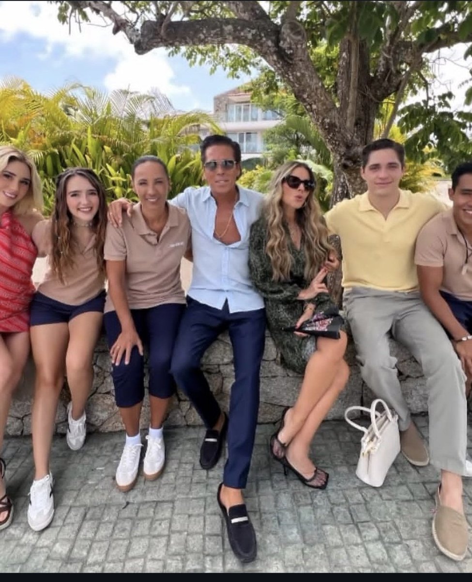 ElainersBc's tweet photo. Grandes amigos se lleva elaine de la serie y como no amarla ella es unica https://t.co/qpWGVAMJm1
