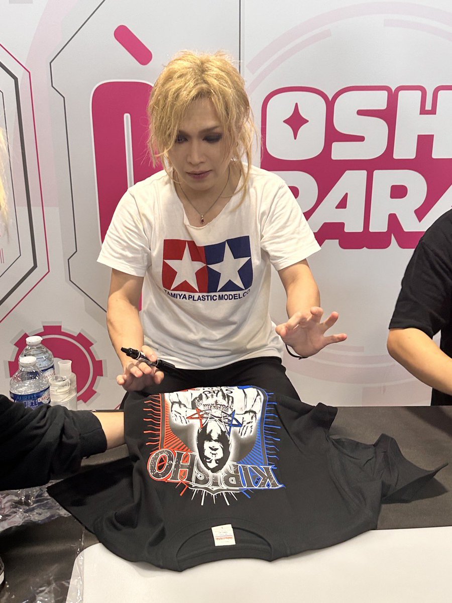 KikiChan_'s tweet photo. Ich hab mir dann noch das Shirt gekauft und Kiri-chan hat es signiert (wurde dann auch trocken geföhnt 🤣)
Ich hab mich bedankt und gesagt, dass wir uns morgen sehen.
Er hat sich bei mir mit  いつも ありがとう bedankt 🥰
Ich glaube, nach 15 Jahren weiß er, dass ich immer da bin https://t.co/1xASrnkxWT