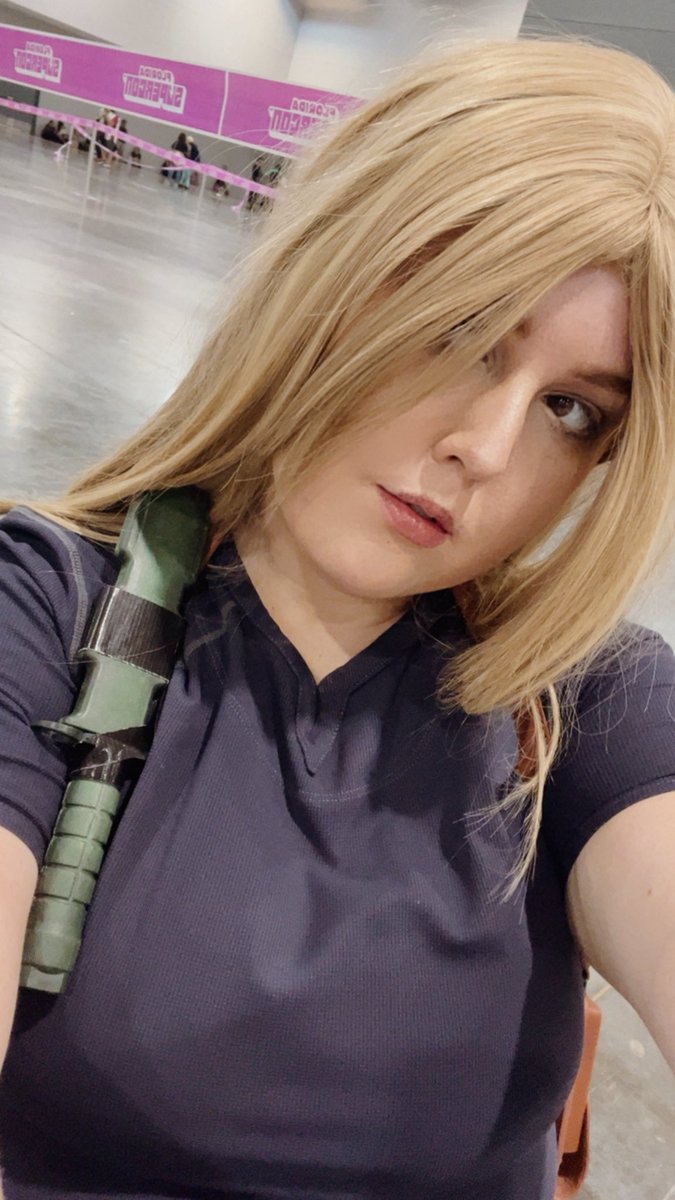 ChasingDraconis's tweet photo. Cosplaying Leon means getting shouted at my everyone and anyone!
I did have a vendor go “Hello Stranger” so that’s a win!
#leonkennedy #floridasupercon #rebhfun https://t.co/tD2mG7UbV4