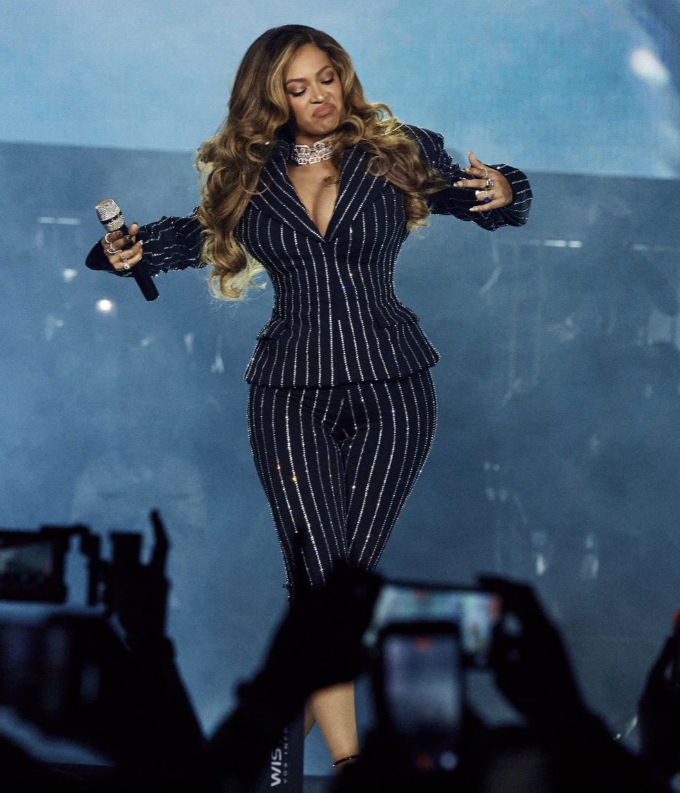 fergyonce's tweet photo. She knows she ate that shit up 😭 https://t.co/VGHrdcOLk4