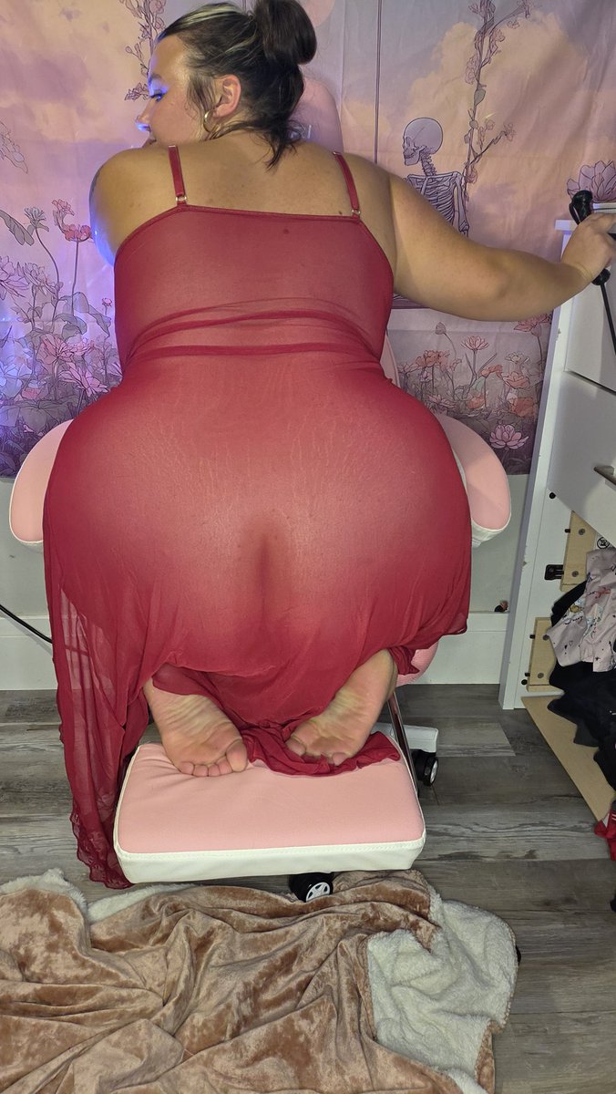 OtaylorsaurusO's tweet photo. New favorite lingerie set hehe. What do you think? Is red a good color? Can a bbw like me pull this off? 🙈🙈
♡
#chubby #bbw #fat #bigtits #thick #bigass #2xl #yearn #humpback #chubbygirl #kinky #fetish #porn https://t.co/CAX1EUkffw