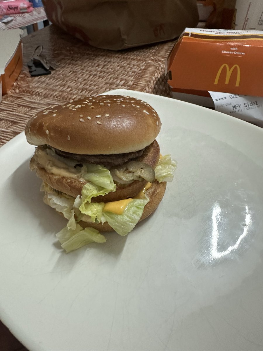 sinancakci's tweet photo. @McDonaldsTR Az önce sipariş verdik ekstra et eklenmesi içinde fark ödedik bir hamburger göndermişler hayvan yemez fark ödediğimiz etler katılmamış ve dünya kupası bardağını da göndermemişler bu rezilliği nasıl açıklayacaksınız çok merak ediyorum https://t.co/NNQftEcUoN