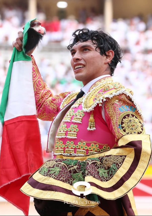 portaltaurino's tweet photo. Pamplona séptimo festejo de #SanFermin2026 con toros de José Escolar para Antonio @ferrera_torero pitos y silencio, @JuandeCastilla silencio y ovación y a enfermería, e Isaac @IFonsecaOficial silencio y oreja https://t.co/kBorEObouF