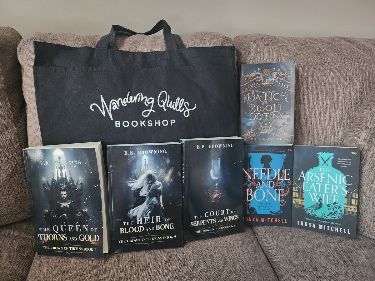 LocallyAching's tweet photo. Had some rare energy, so I touched grass at the the Columbus Book Festival! Bought some goodies 🥰 Now it's time to sleep for three days 😴 

Bonus pic of my friend's cat getting in the shot https://t.co/H1oH2B3EHD