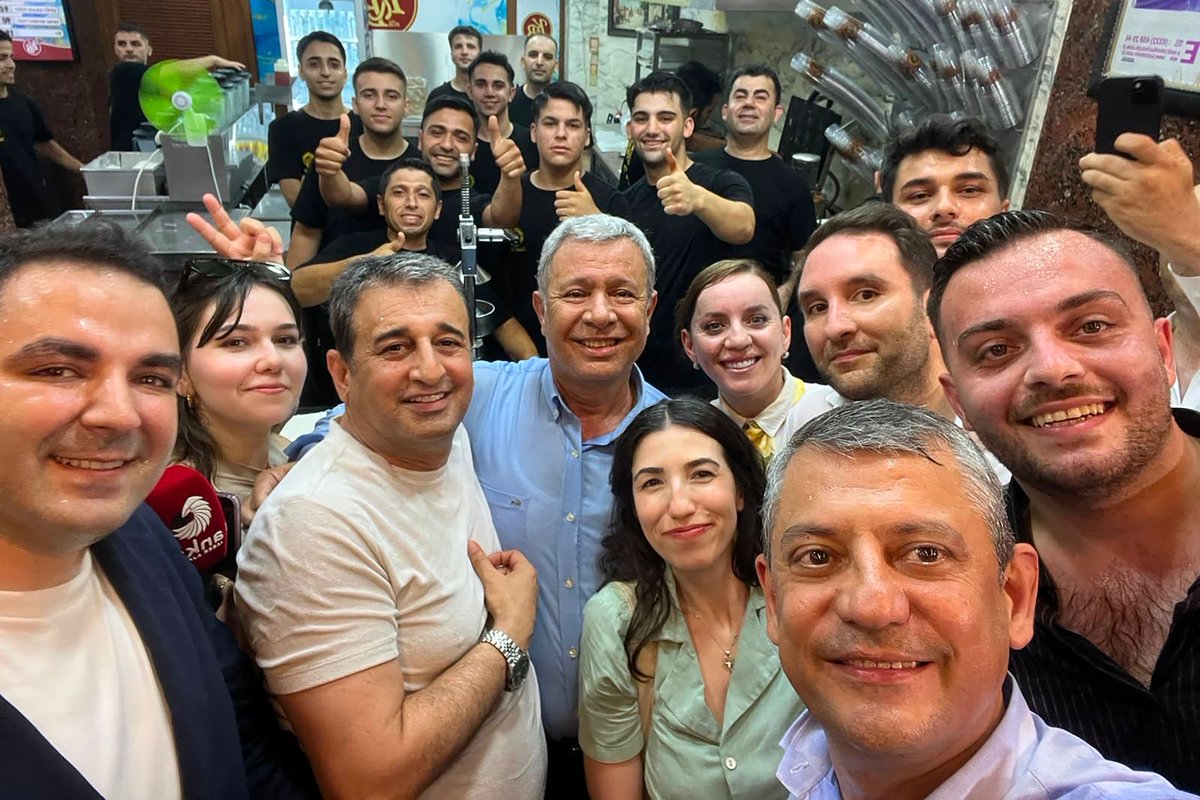 ozgurozeliletsm's tweet photo. Adana’ya gidip de Kazım Büfe’de muzlu süt içilmez mi! https://t.co/d23iD6dTan